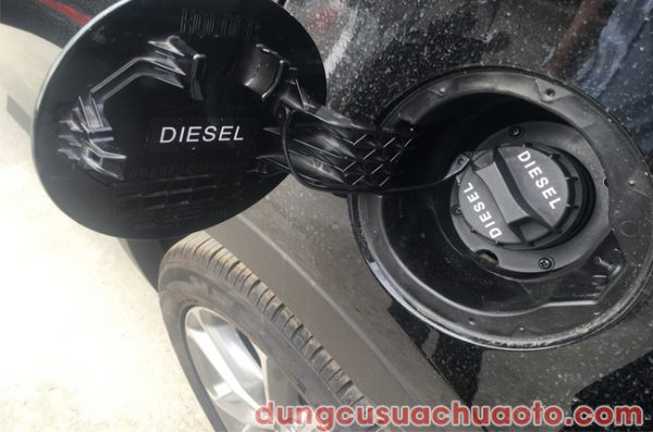 Thông thường xe chạy dầu, sẽ có chữ DIESEL trên nắp bình nhiên liệu